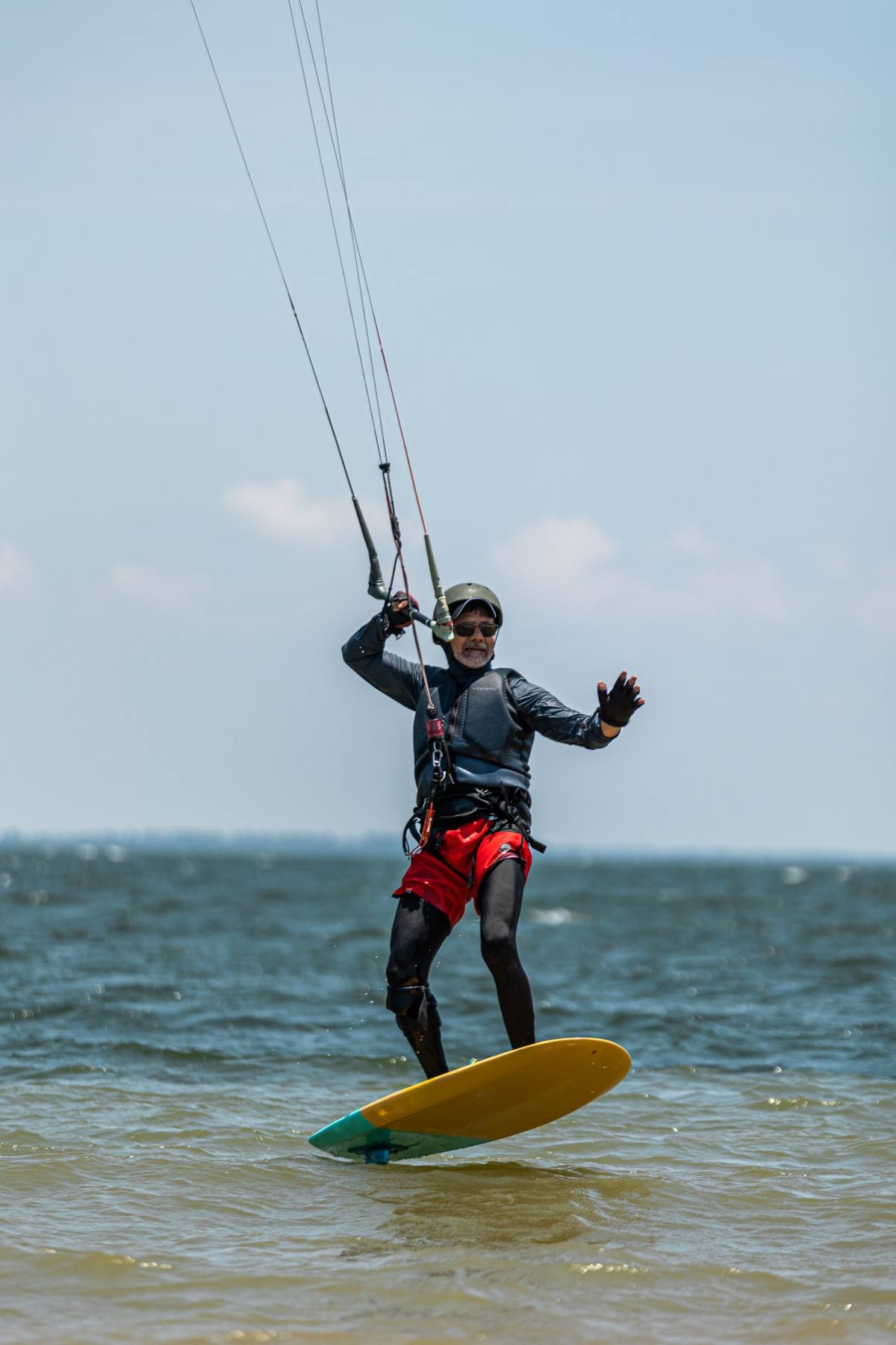 Kiter de foil sobre o rio