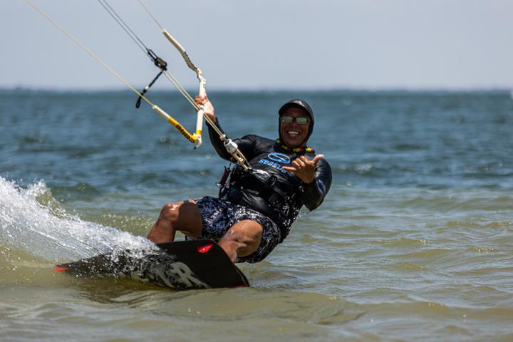 Kitesurfista sorrindo na água