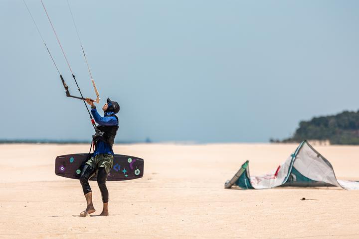 Decolagem da pipa na praia