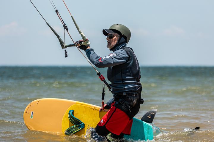 Kitesurfista com capacete e prancha de foil
