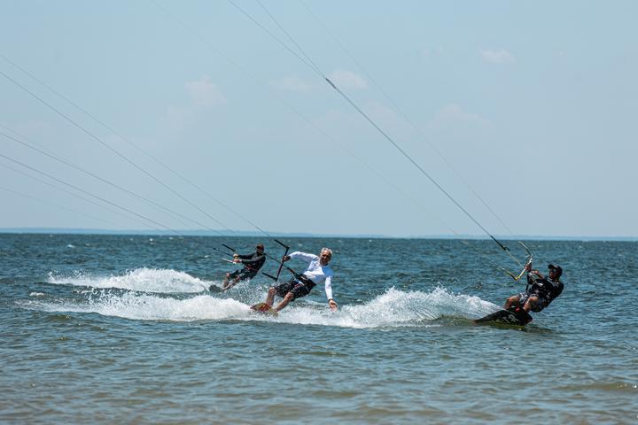 Dois kitesurfistas lado a lado