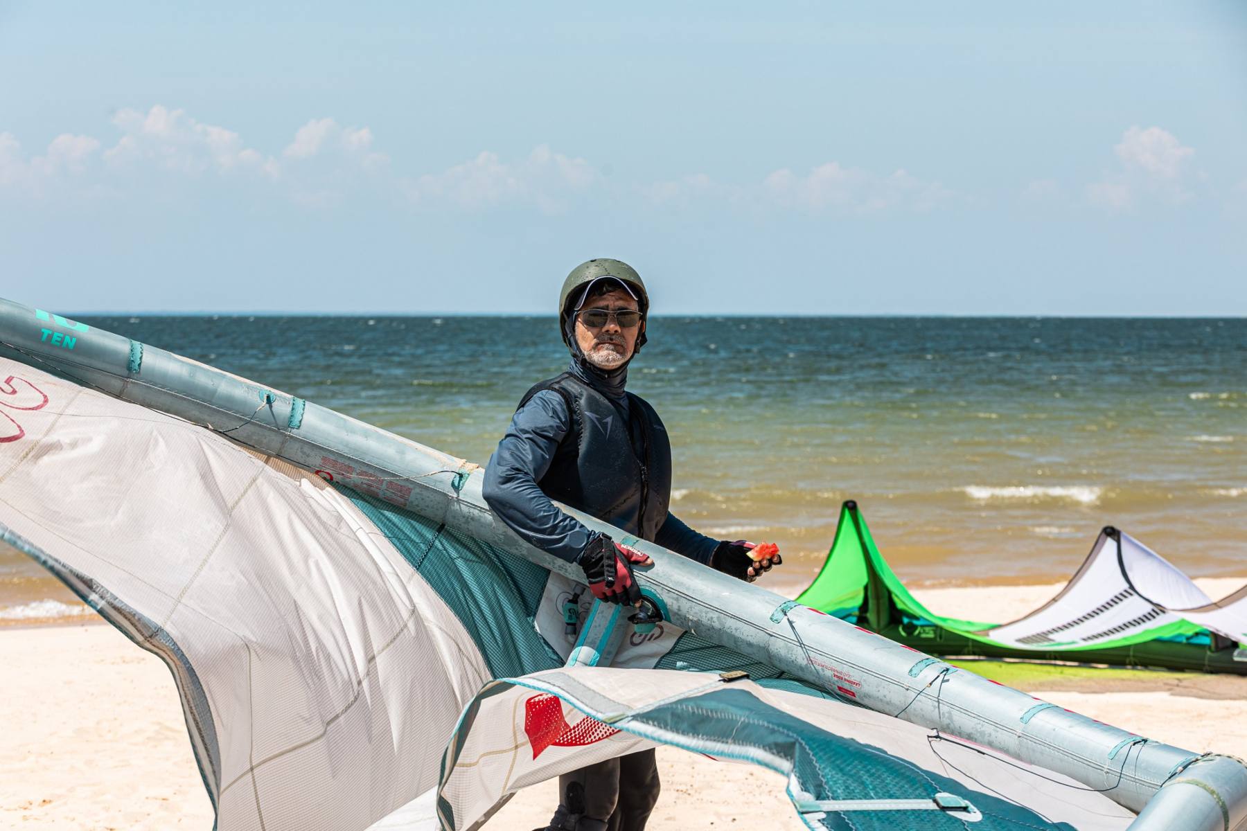 Kiter de capacete com a pipa