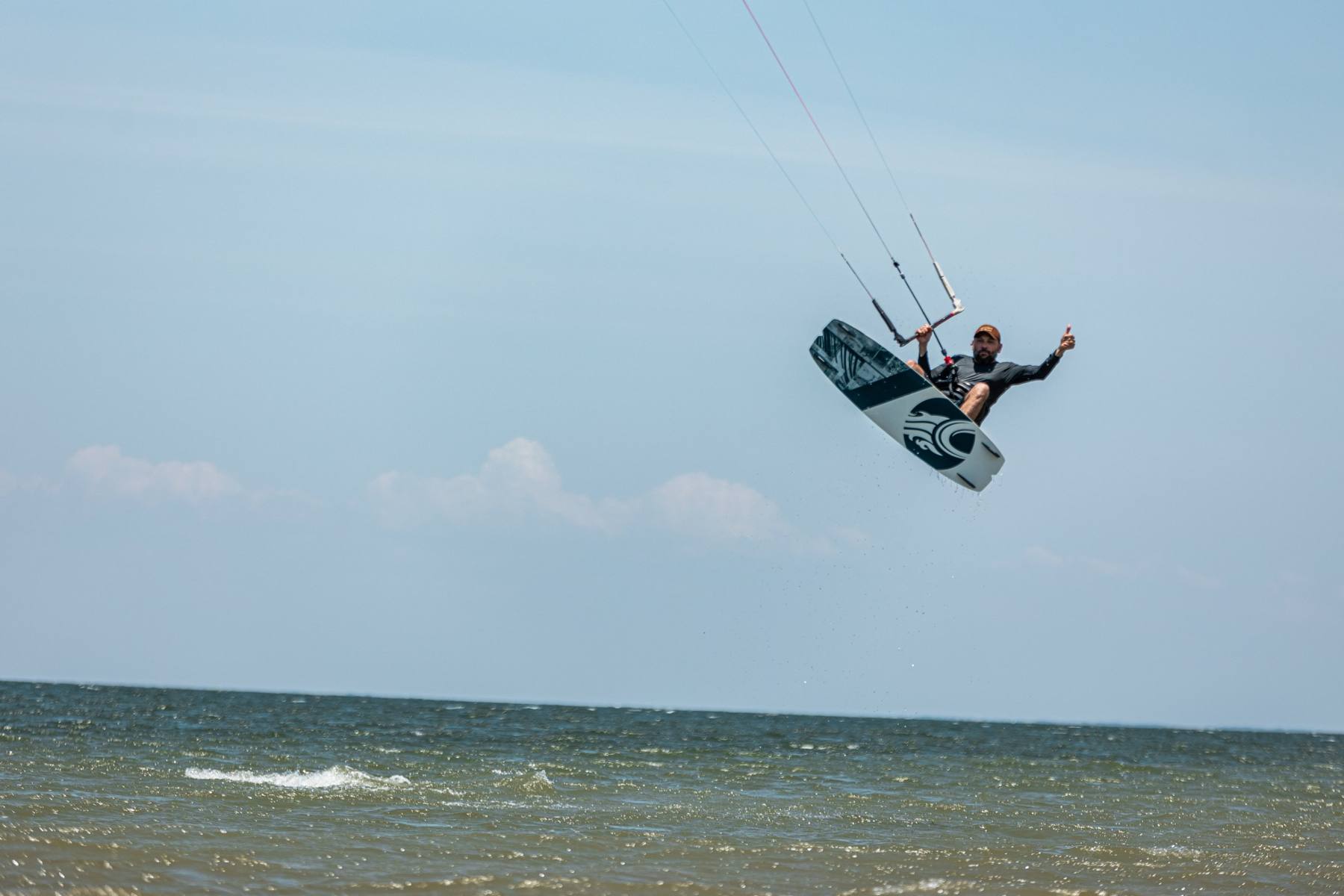 Salto alto contra o céu azul