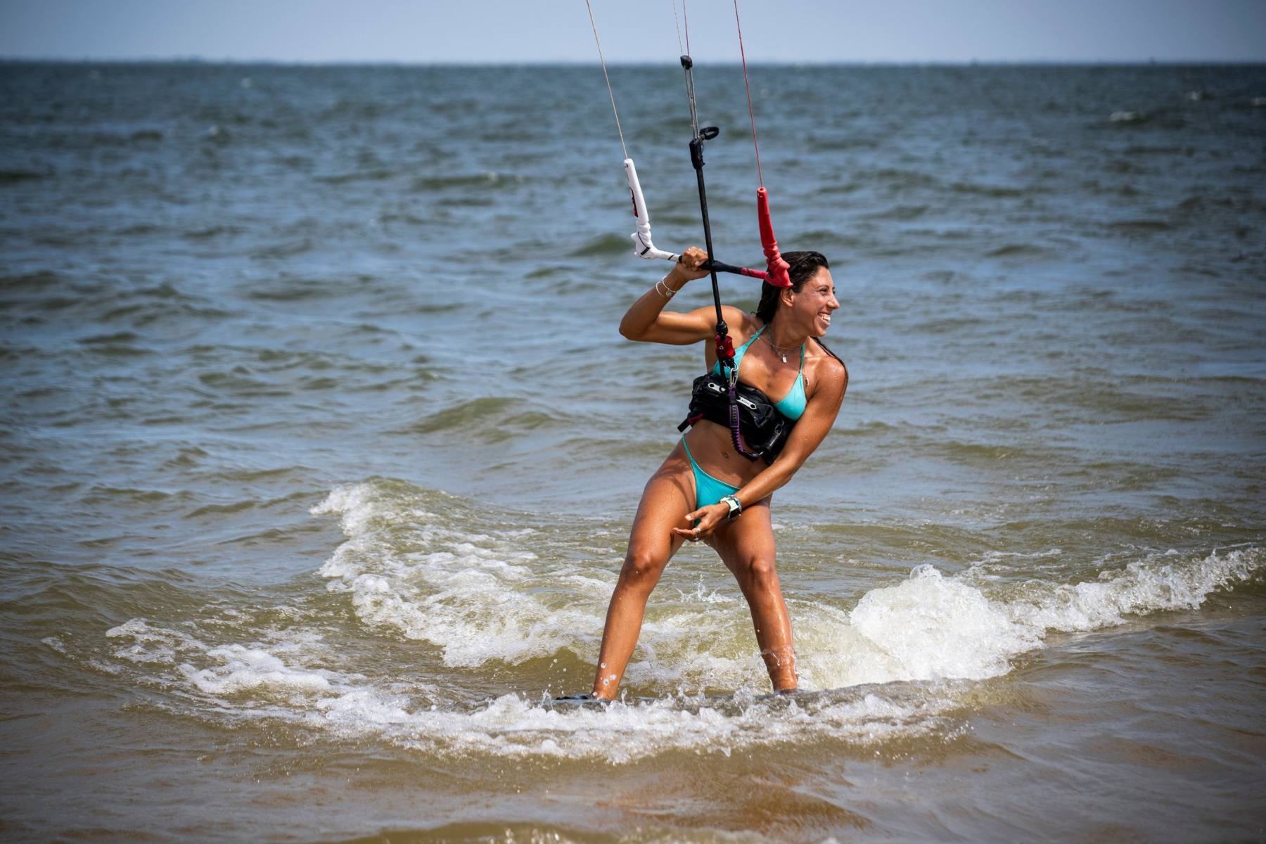 Kiter controlando a barra na água